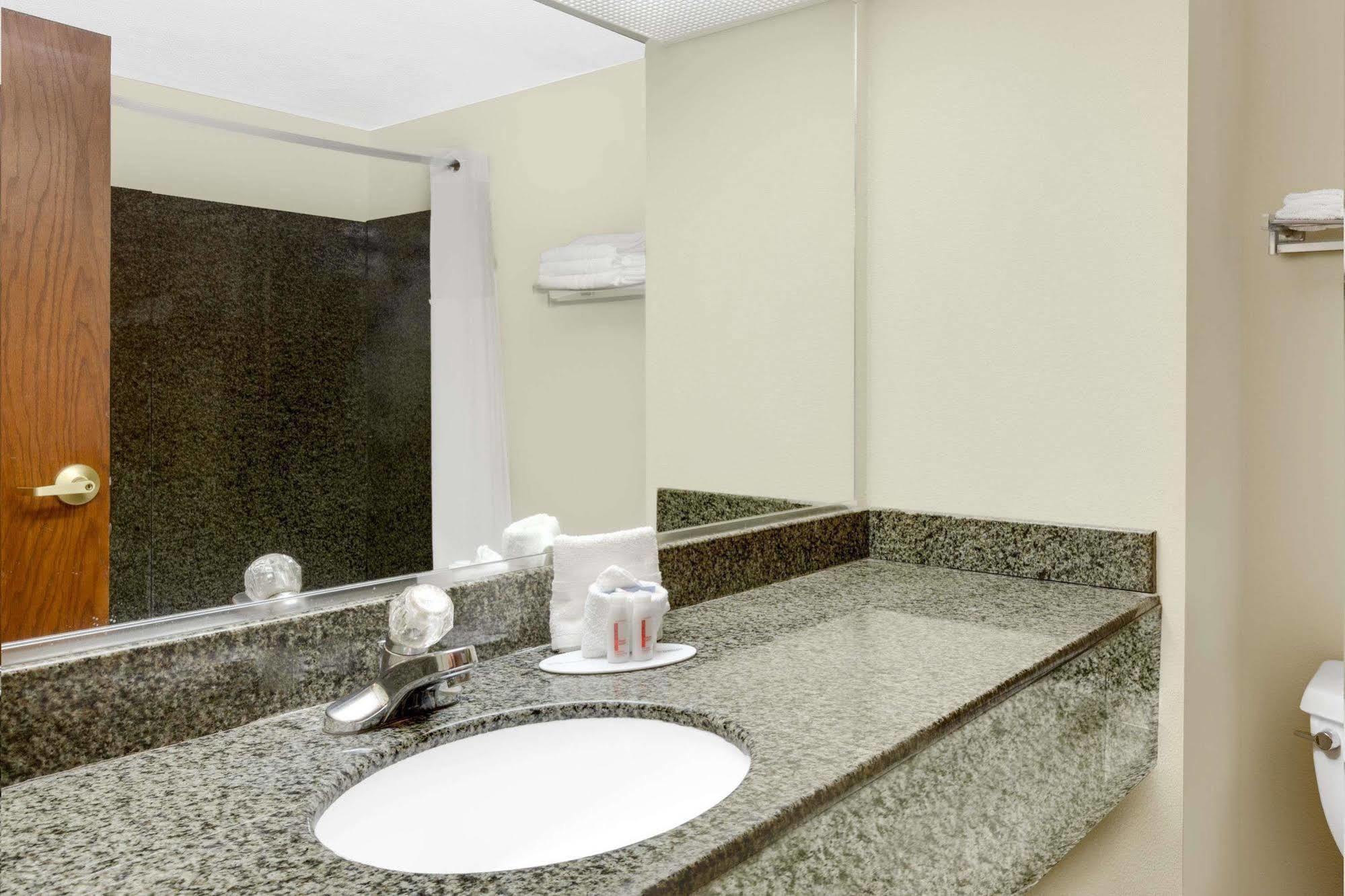 Days Inn & Suites By Wyndham Pocahontas Εξωτερικό φωτογραφία
